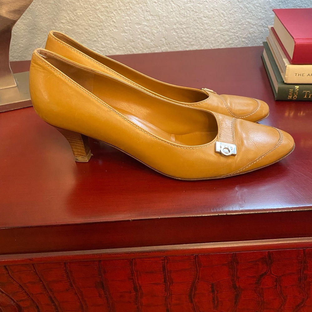 Ferragamo pump heels, size 9C tan, Carmel color